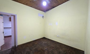 CASA 5 AMBIENTES EN VENTA EN LANUS COCHERA