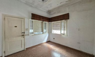 CASA 5 AMBIENTES EN VENTA EN LANUS COCHERA