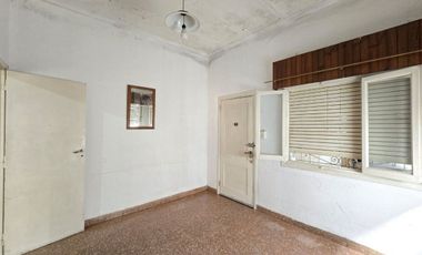 CASA 5 AMBIENTES EN VENTA EN LANUS COCHERA