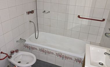 CASA 5 AMBIENTES EN VENTA EN LANUS COCHERA
