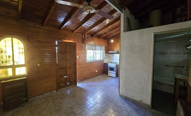 CASA 5 AMBIENTES EN VENTA EN LANUS COCHERA