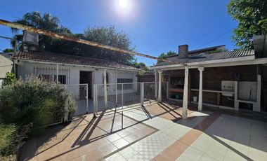 CASA 5 AMBIENTES EN VENTA EN LANUS COCHERA