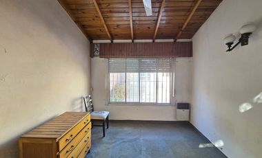 CASA 5 AMBIENTES EN VENTA EN LANUS COCHERA