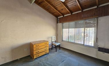 CASA 5 AMBIENTES EN VENTA EN LANUS COCHERA