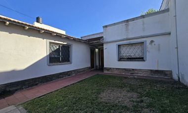 CASA 5 AMBIENTES EN VENTA EN LANUS COCHERA