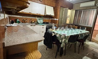 Casa 4 dormitorios y cochera en venta