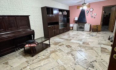 Casa 4 dormitorios y cochera en venta