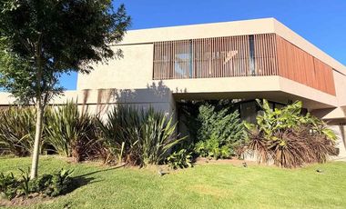 CASA EN VENTA - LAS GOLONDRINAS Bo CERRADO, HUDSON