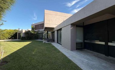 CASA EN VENTA - LAS GOLONDRINAS Bo CERRADO, HUDSON