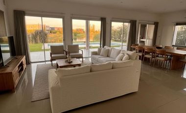 Casa  alquiler anual Barrio San Matías a la laguna