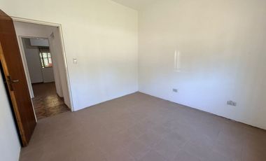 RESERVADA / CASA 3 AMB / JARDIN AMPLIO / COCHERA /