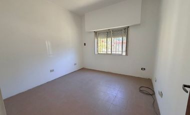 RESERVADA / CASA 3 AMB / JARDIN AMPLIO / COCHERA /