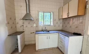 RESERVADA / CASA 3 AMB / JARDIN AMPLIO / COCHERA /