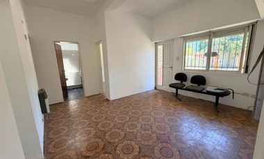 RESERVADA / CASA 3 AMB / JARDIN AMPLIO / COCHERA /