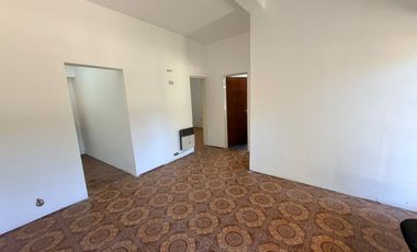 RESERVADA / CASA 3 AMB / JARDIN AMPLIO / COCHERA /