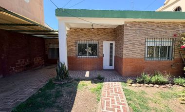 RESERVADA / CASA 3 AMB / JARDIN AMPLIO / COCHERA /