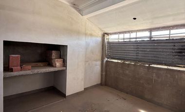 DEPARTAMENTO DE 2 DORMITORIOS CON COCHERA Y PATIO