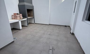 DEPARTAMENTO DE 2 DORMITORIOS CON COCHERA Y PATIO