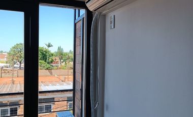 Triplex con cochera. Balcón a la calle.Zona centro