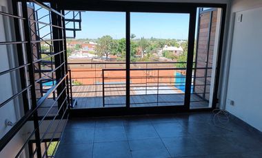 Triplex con cochera. Balcón a la calle.Zona centro