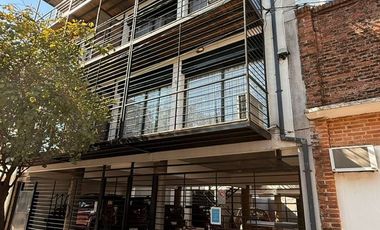 Triplex con cochera. Balcón a la calle.Zona centro