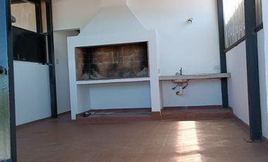 Triplex con cochera. Balcón a la calle.Zona centro