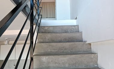 Triplex con cochera. Balcón a la calle.Zona centro