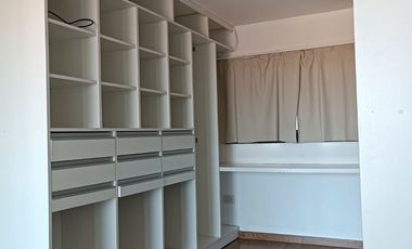 Triplex con cochera. Balcón a la calle.Zona centro