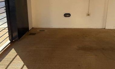 Triplex con cochera. Balcón a la calle.Zona centro