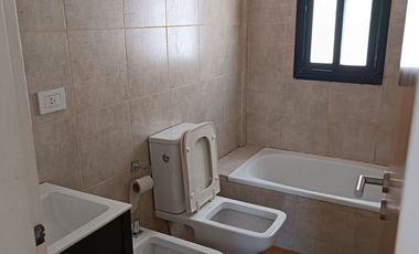 Triplex con cochera. Balcón a la calle.Zona centro