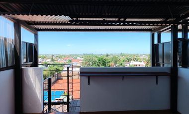 Triplex con cochera. Balcón a la calle.Zona centro