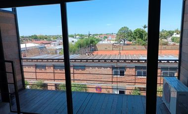 Triplex con cochera. Balcón a la calle.Zona centro