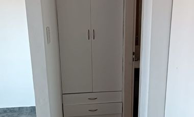 Triplex con cochera. Balcón a la calle.Zona centro