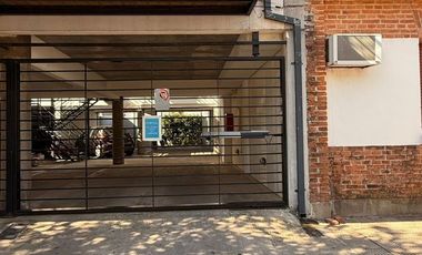 Triplex con cochera. Balcón a la calle.Zona centro