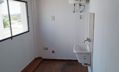 Triplex con cochera. Balcón a la calle.Zona centro