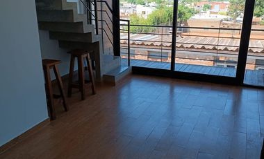 Triplex con cochera. Balcón a la calle.Zona centro