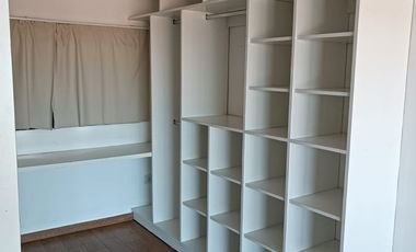 Triplex con cochera. Balcón a la calle.Zona centro