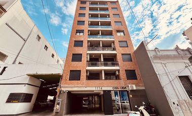 VENTA: Departamento de dos dormitorios, a estrenar, con balcón y cochera. Centro, Rosario