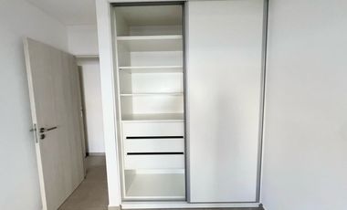 VENTA: Departamento de dos dormitorios, a estrenar, con balcón y cochera. Centro, Rosario