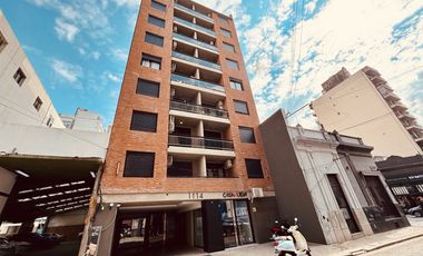 VENTA: Departamento de dos dormitorios, a estrenar, con balcón y cochera. Centro, Rosario