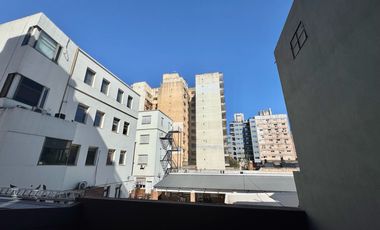 VENTA: Departamento de dos dormitorios, a estrenar, con balcón y cochera. Centro, Rosario