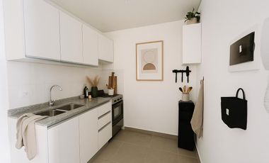 VENTA: Departamento de dos dormitorios, a estrenar, con balcón y cochera. Centro, Rosario