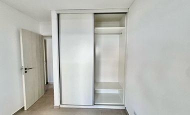 VENTA: Departamento de dos dormitorios, a estrenar, con balcón y cochera. Centro, Rosario