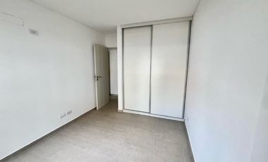 VENTA: Departamento de dos dormitorios, a estrenar, con balcón y cochera. Centro, Rosario