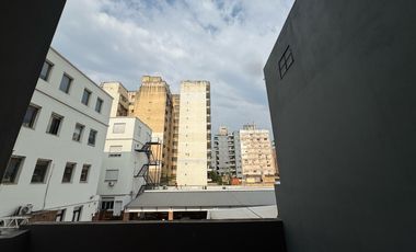 VENTA: Departamento de dos dormitorios, a estrenar, con balcón y cochera. Centro, Rosario