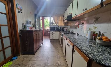Casa 4 amb, Cocheras, Quincho, Pileta, lote de 853 m²