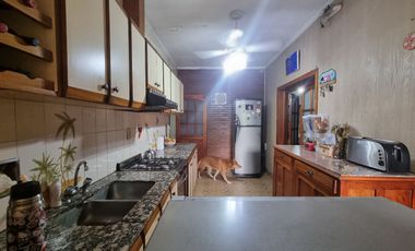 Casa 4 amb, Cocheras, Quincho, Pileta, lote de 853 m²