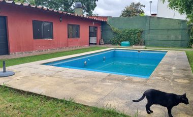 Casa 4 amb, Cocheras, Quincho, Pileta, lote de 853 m²