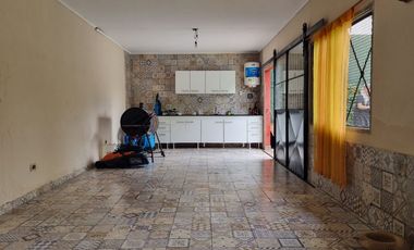 Casa 4 amb, Cocheras, Quincho, Pileta, lote de 853 m²