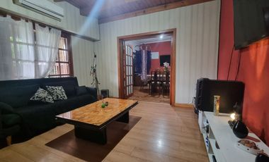 Casa 4 amb, Cocheras, Quincho, Pileta, lote de 853 m²